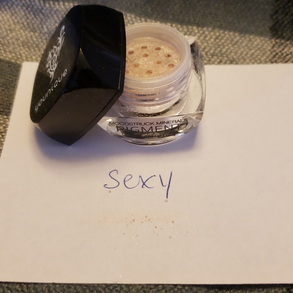 Younique Moodstruck Eye Pigment - Sexy